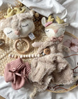 Spieluhr, Schmusetuch, Babyschuhe & Nuggikette Reh Ella personalisiert