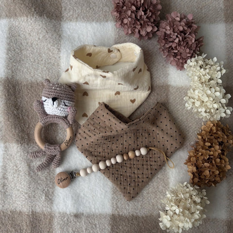 Babyrassel, Dreieckstücher & Nuggikette Otter Oliver