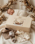 Geschenkset Otter personalisiert - Erinnerungskiste, Babyrassel, Nuggikette und 2er-Set-Dreieckstücher