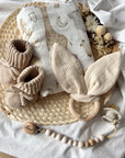 Babydecke, Babyschuhe, Beissring & Nuggikette Beige personalisiert