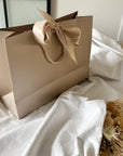 Geschenketasche mit Schleifband beige 28x20x10 cm