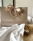 Geschenketasche mit Schleifband beige 28x20x10 cm