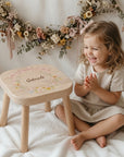 Farbiger Kinderhocker personalisiert Blumenkranz