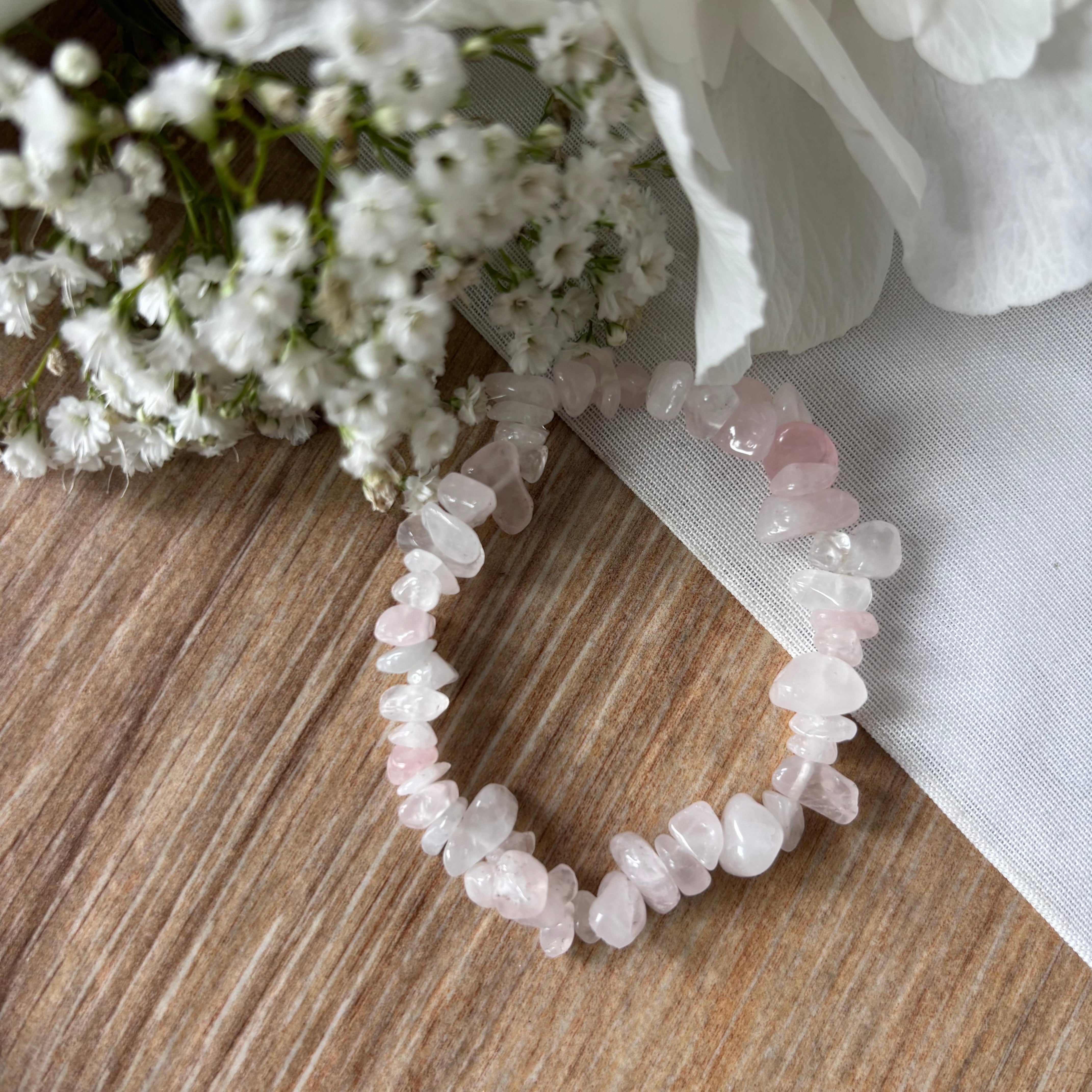 Armband aus Rosenquarz mit süsser rosa Tasche