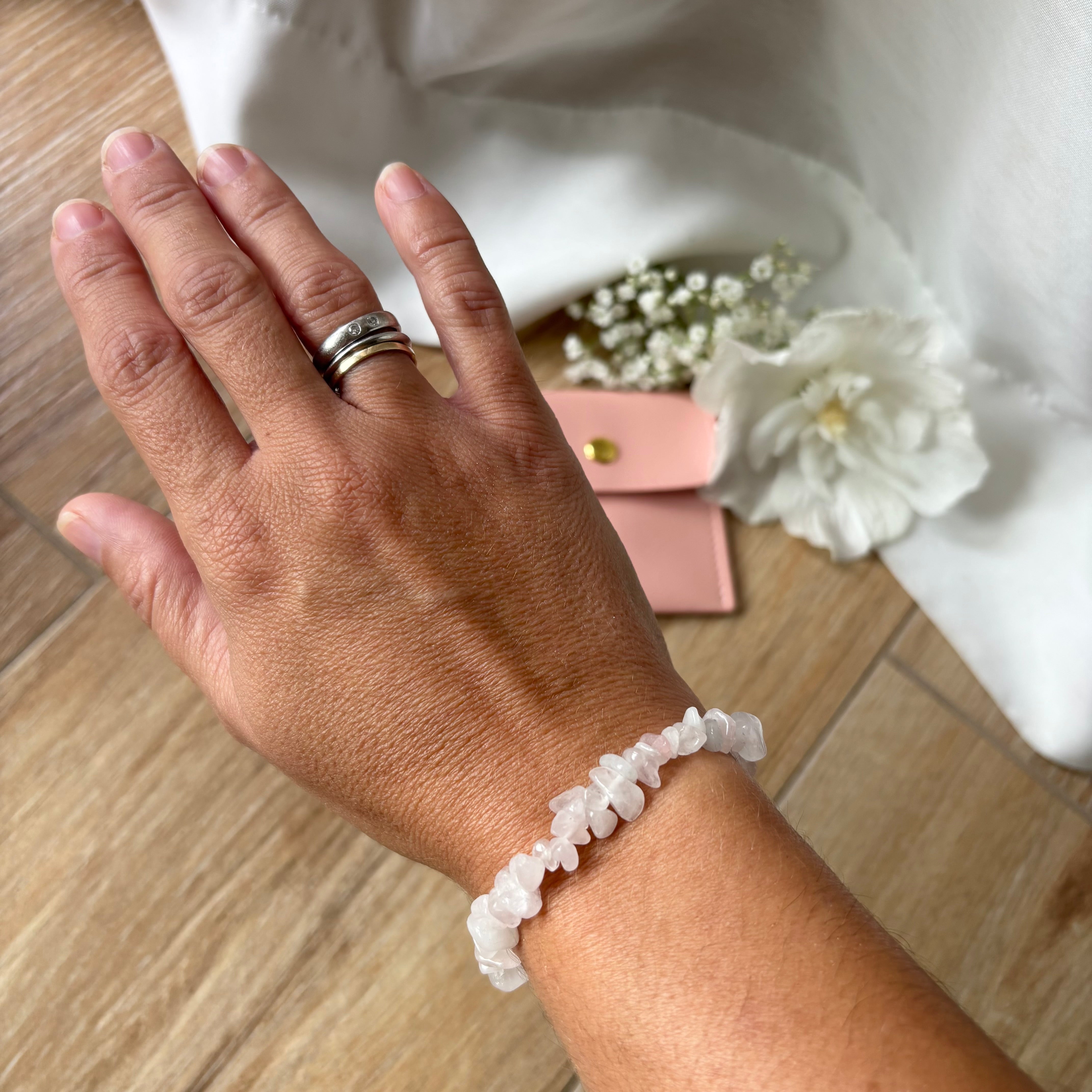 Armband aus Rosenquarz mit süsser rosa Tasche