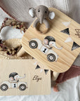 Erinnerungskiste, Kinderhocker & Babyrassel Elefanten Rennfahrer Set