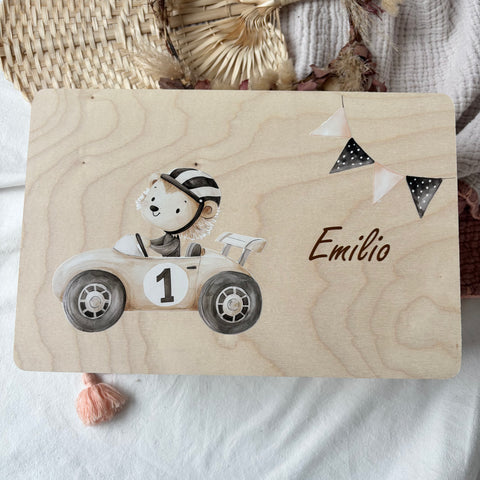Erinnerungskiste, Kinderhocker & Babyrassel Löwe Rennfahrer Set