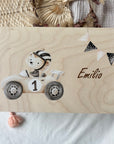 Erinnerungskiste, Kinderhocker & Babyrassel Löwe Rennfahrer Set