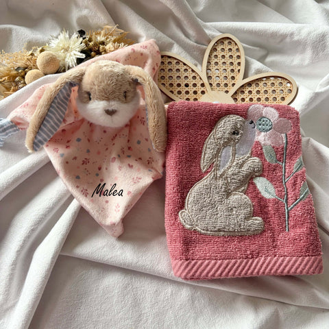 Coffret cadeau « Lapin » comprenant un doudou et une serviette personnalisés par Sterntaler