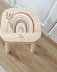 Farbiger Kinderhocker personalisiert Regenbogen