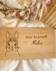 Frühstücksbrettchen personalisiert Hase mit Schleife