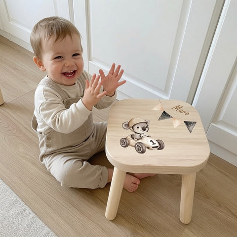 Farbiger Kinderhocker personalisiert Rennfahrer