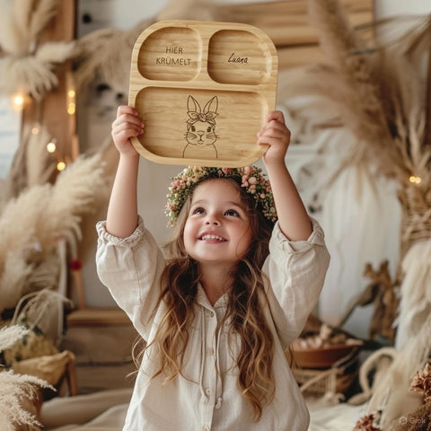 Assiette pour enfant en bambou personnalisée avec un lapin et un nœud