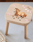 Farbiger Kinderhocker personalisiert Pferd