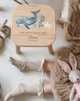 Tabouret coloré pour enfant personnalisé avec une baleine pour un baptême