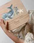Tabouret coloré pour enfant personnalisé avec une baleine pour un baptême