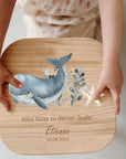 Tabouret coloré pour enfant personnalisé avec une baleine pour un baptême