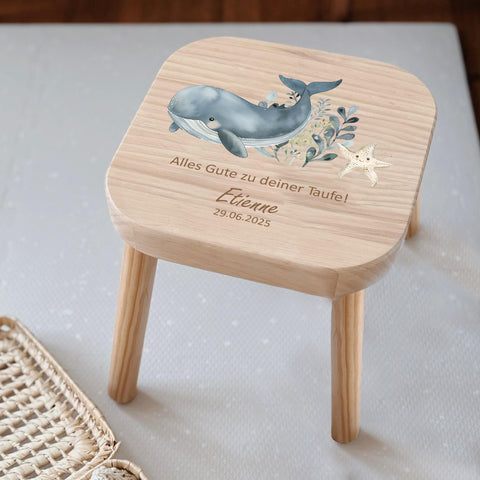 Farbiger Kinderhocker personalisiert Wal zur Taufe
