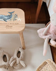 Tabouret coloré pour enfant personnalisé avec une baleine pour un baptême