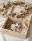 Geschenkset Otter personalisiert - Erinnerungskiste, Babyrassel und 2er-Set-Dreieckstücher