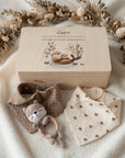 Geschenkset Otter personalisiert - Erinnerungskiste, Babyrassel und 2er-Set-Dreieckstücher