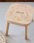 Farbiger Kinderhocker personalisiert Blumenkranz