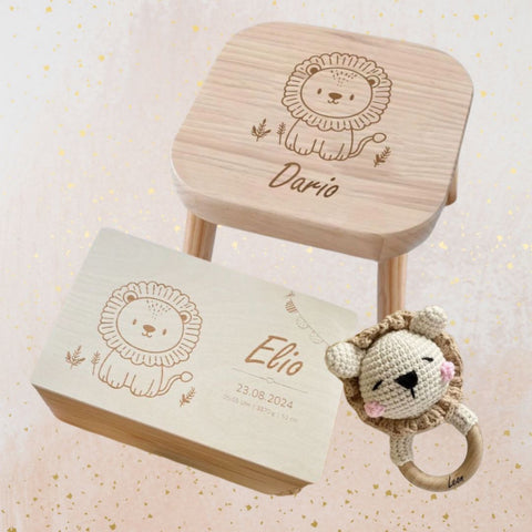 Coffret souvenir, tabouret pour enfant et hochet lion – lot