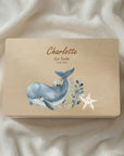 Boîte à souvenirs personnalisée avec une baleine colorée pour un baptême