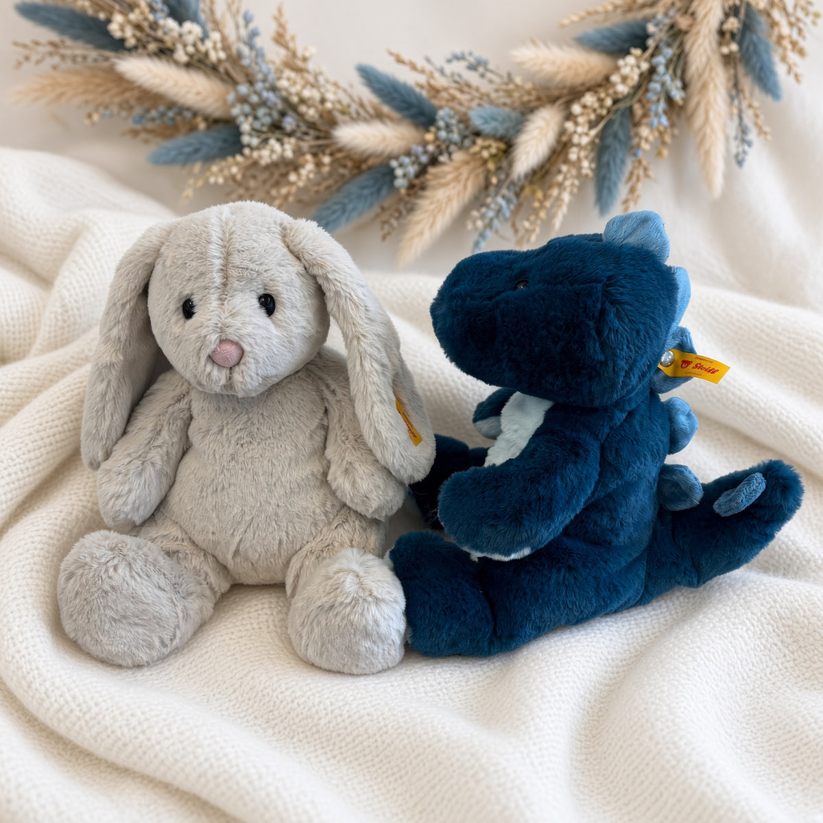 Kuscheltier Hase oder Dino mit Nachtlicht von Steiff inkl. personalisierten Zauberstab und Löffel