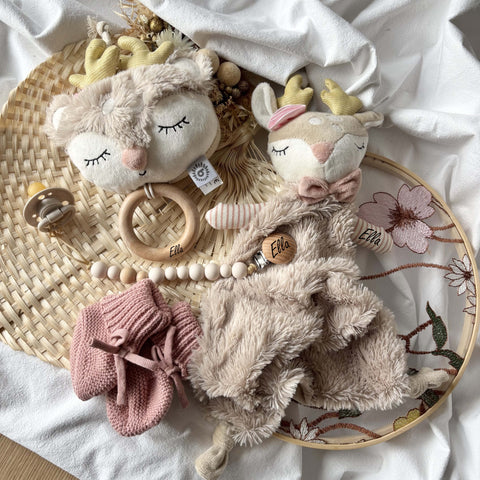 Spieluhr, Schmusetuch, Babyschuhe & Nuggikette Reh Ella personalisiert