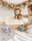 Geschenkset Dschungel Löwe personalisiert - Erinnerungskiste, Schmusetuch, Rassel & Kuscheltier