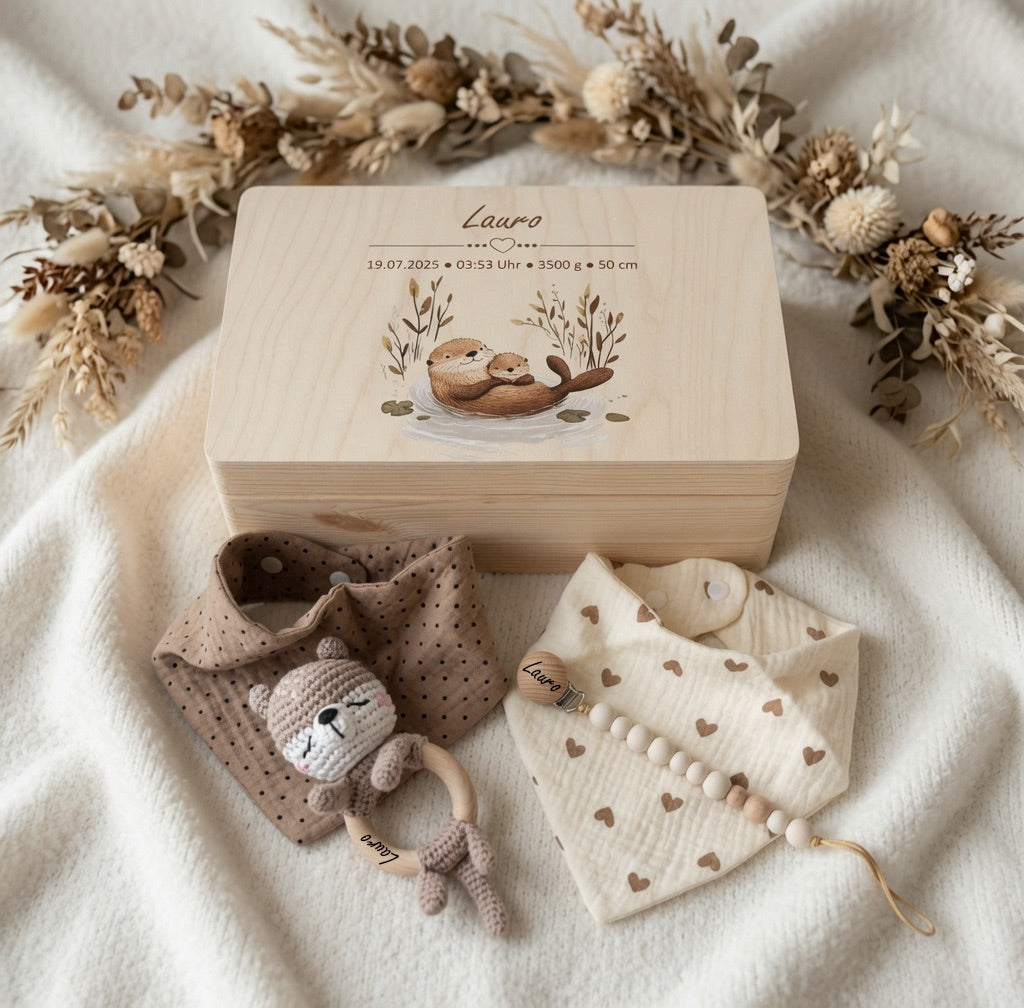 Geschenkset Otter personalisiert - Erinnerungskiste, Babyrassel, Nuggikette und 2er-Set-Dreieckstücher
