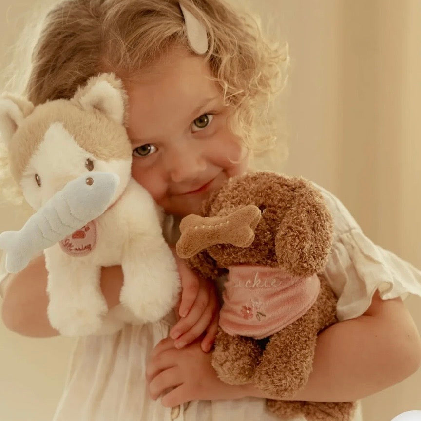 Kuscheltier Hund oder Katze im Täschli personalisiert von Little Dutch