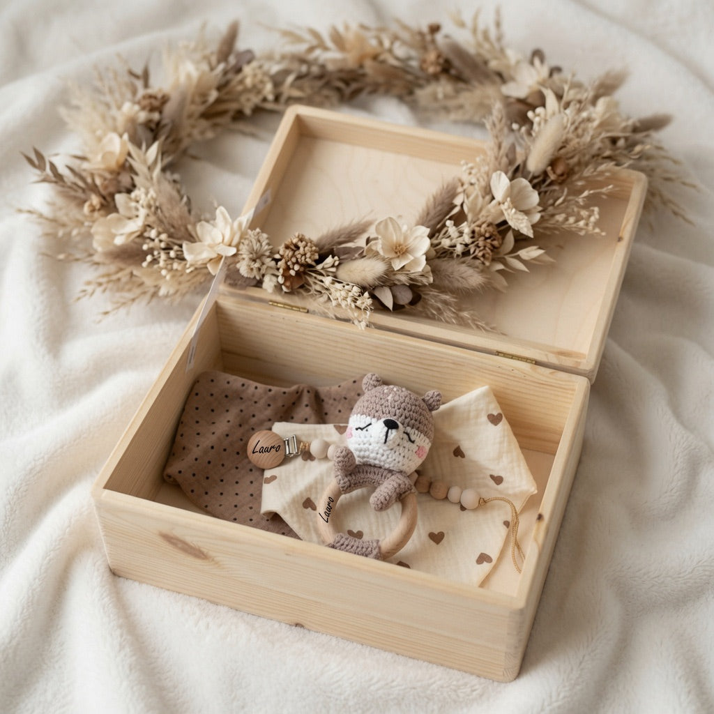 Geschenkset Otter personalisiert - Erinnerungskiste, Babyrassel, Nuggikette und 2er-Set-Dreieckstücher
