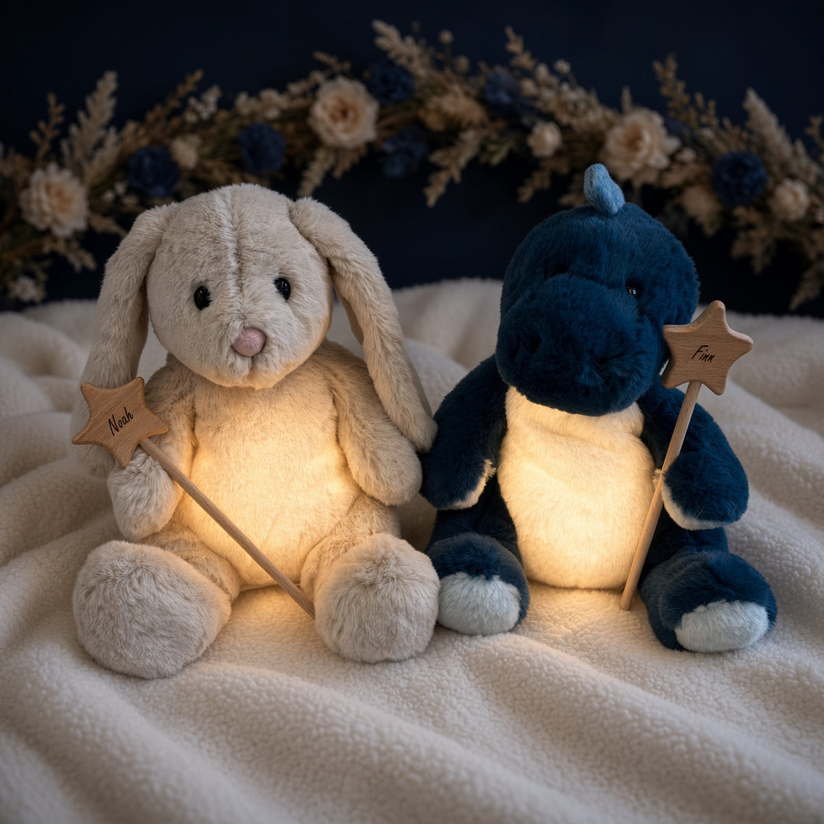 Kuscheltier Hase oder Dino mit Nachtlicht von Steiff inkl. personalisierten Zauberstab und Löffel