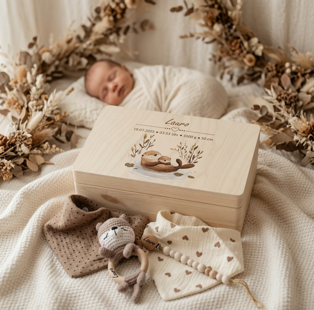 Geschenkset Otter personalisiert - Erinnerungskiste, Babyrassel, Nuggikette und 2er-Set-Dreieckstücher
