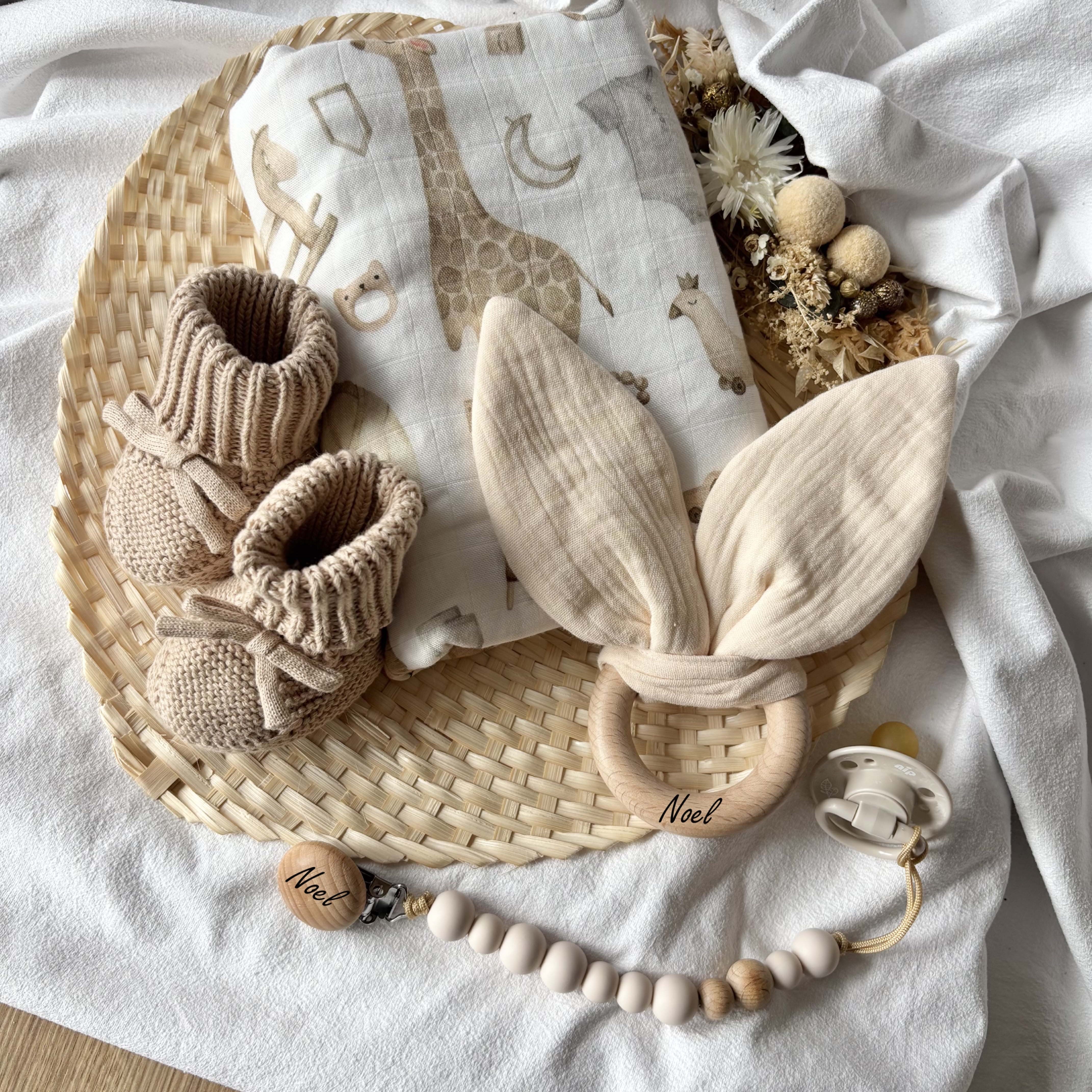 Babydecke, Babyschuhe, Beissring &amp; Nuggikette Beige personalisiert