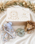 Geschenkset Dschungel Löwe personalisiert - Erinnerungskiste, Schmusetuch, Rassel & Kuscheltier
