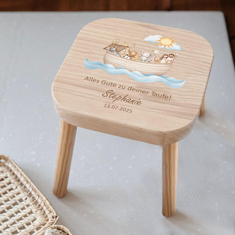 Farbiger Kinderhocker personalisiert Arche Noah zur Taufe