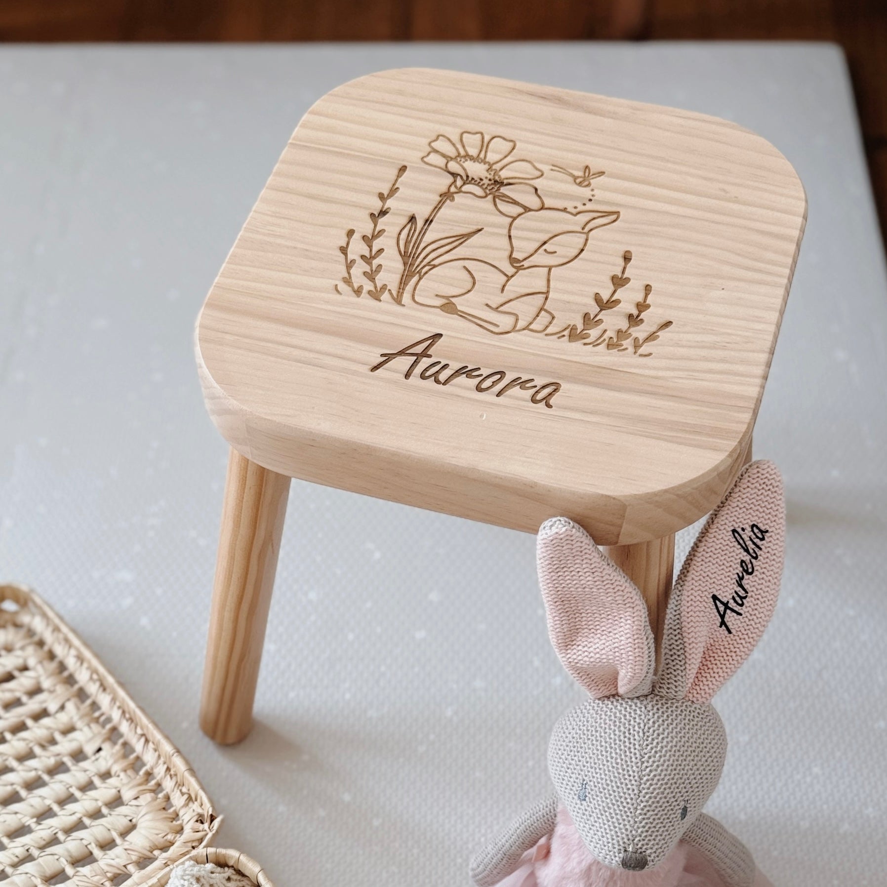 Kinderhocker personalisiert Reh liegend