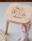 Kinderhocker personalisiert Reh liegend