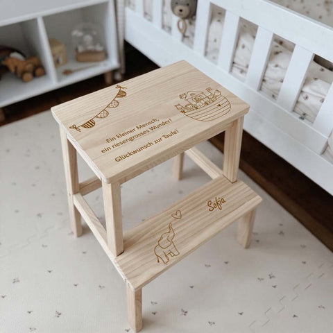Tabouret personnalisé pour un baptême avec gravure « L'arche de Noé »