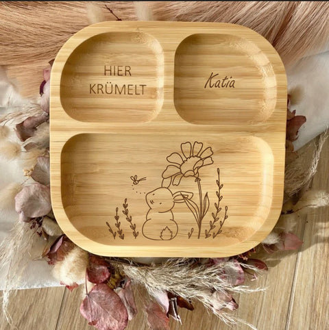 Bambus Kinderteller personalisiert Hase mit Blume