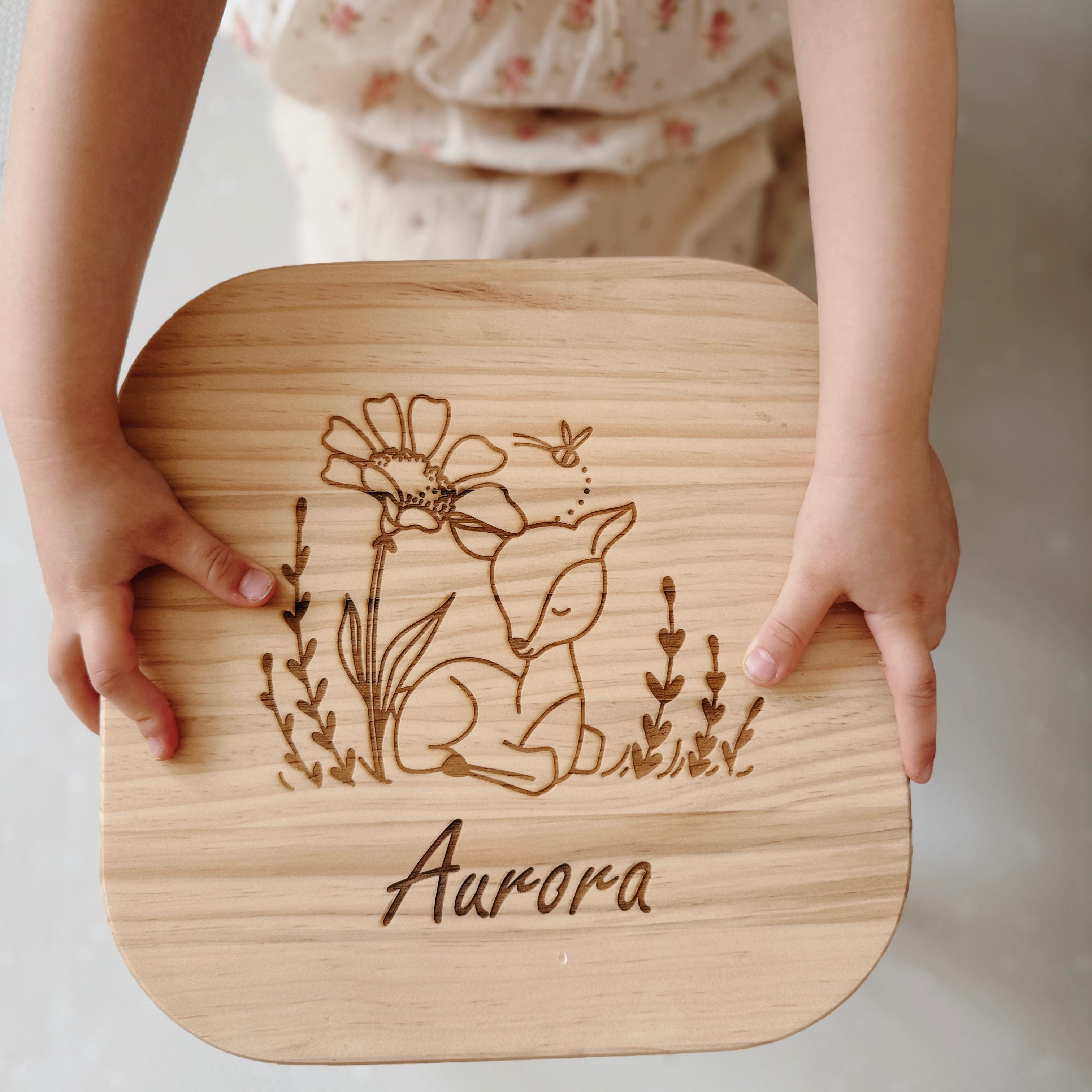 Kinderhocker personalisiert Reh liegend