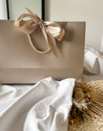 Geschenketasche mit Schleifband beige 28x20x10 cm