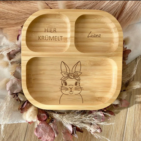 Assiette pour enfant en bambou personnalisée avec un lapin et un nœud