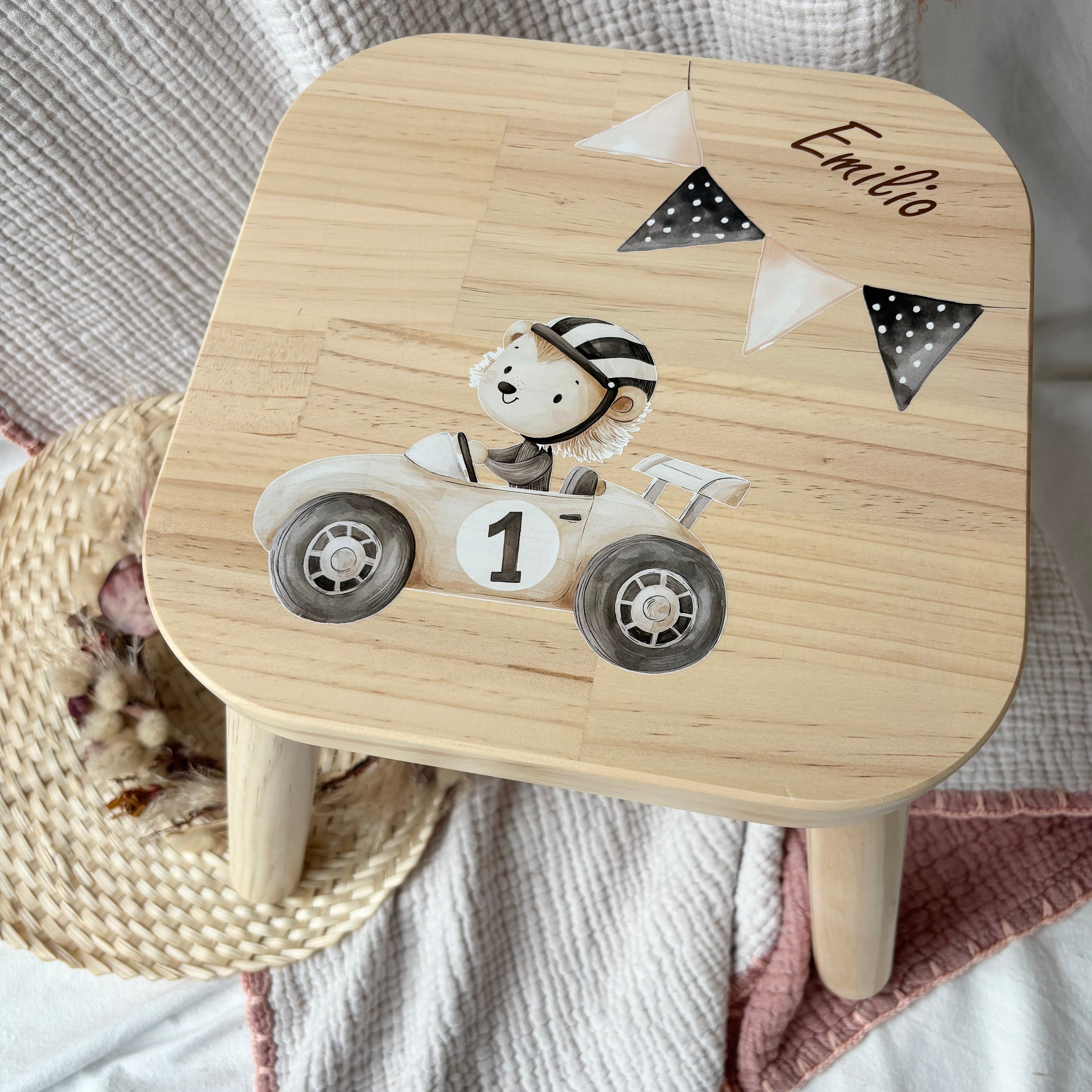 Erinnerungskiste, Kinderhocker &amp; Babyrassel Löwe Rennfahrer Set