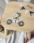 Erinnerungskiste, Kinderhocker & Babyrassel Löwe Rennfahrer Set