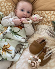 Babydecke, Babyschuhe, Babyrassel, Nuggikette & Greifring Lukas Löwe