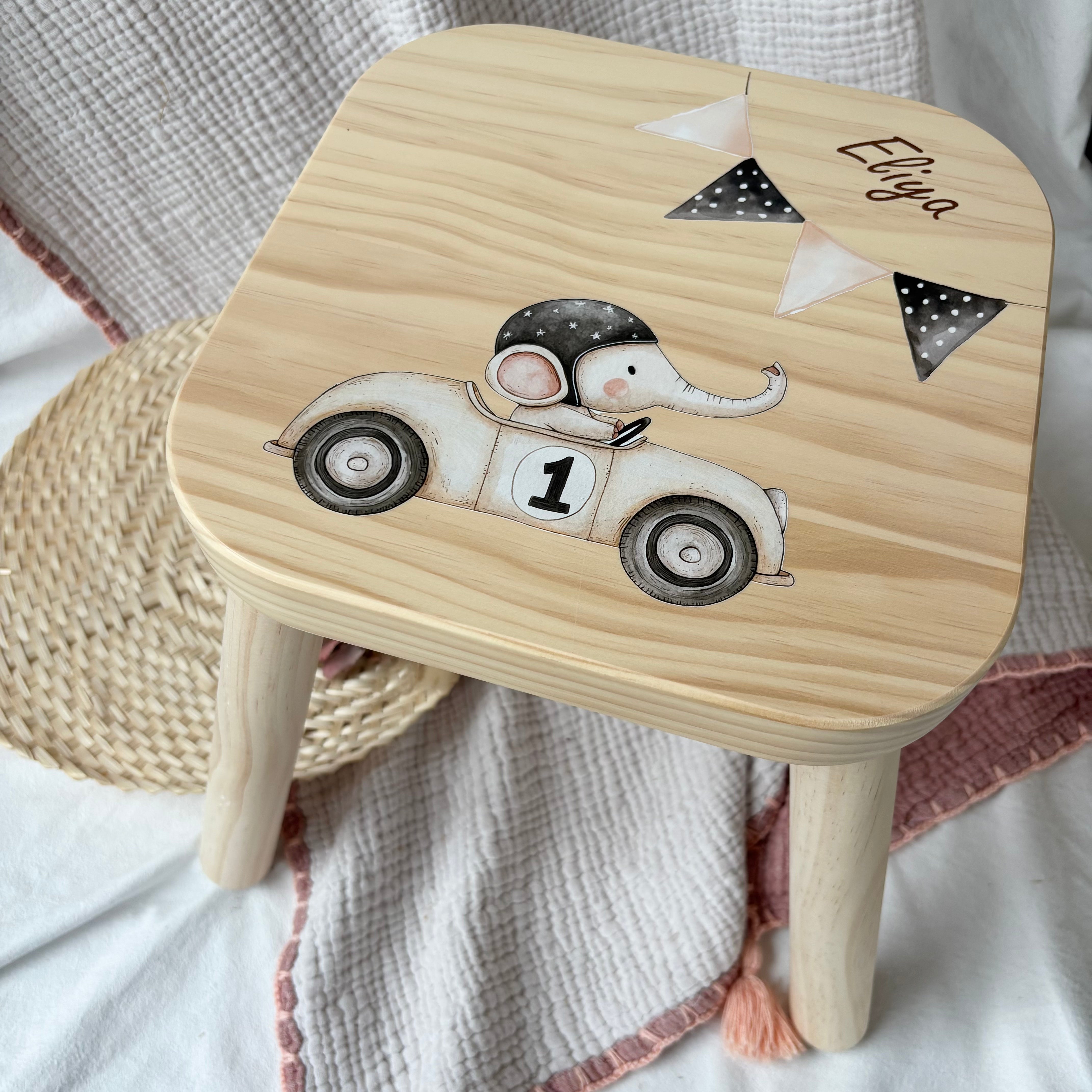 Erinnerungskiste, Kinderhocker &amp; Babyrassel Elefanten Rennfahrer Set